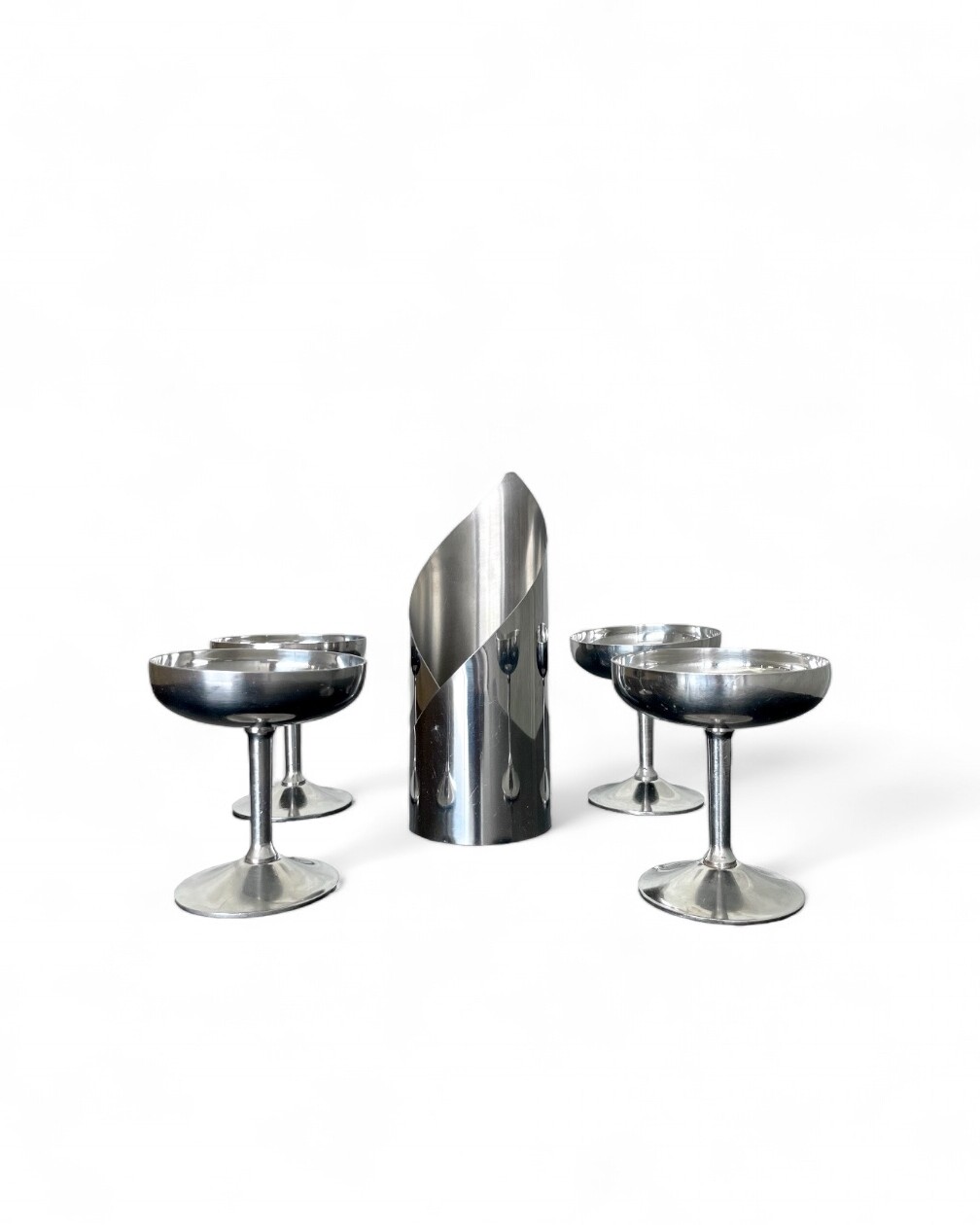 Set of 4 steel cups and napkin rings 1