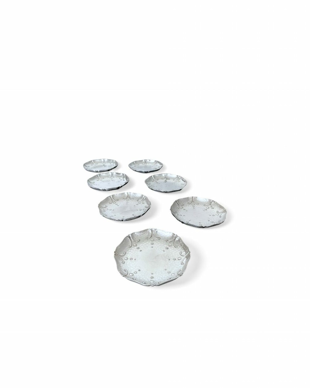 Set di 7 piccoli piattini decorati in silver plated