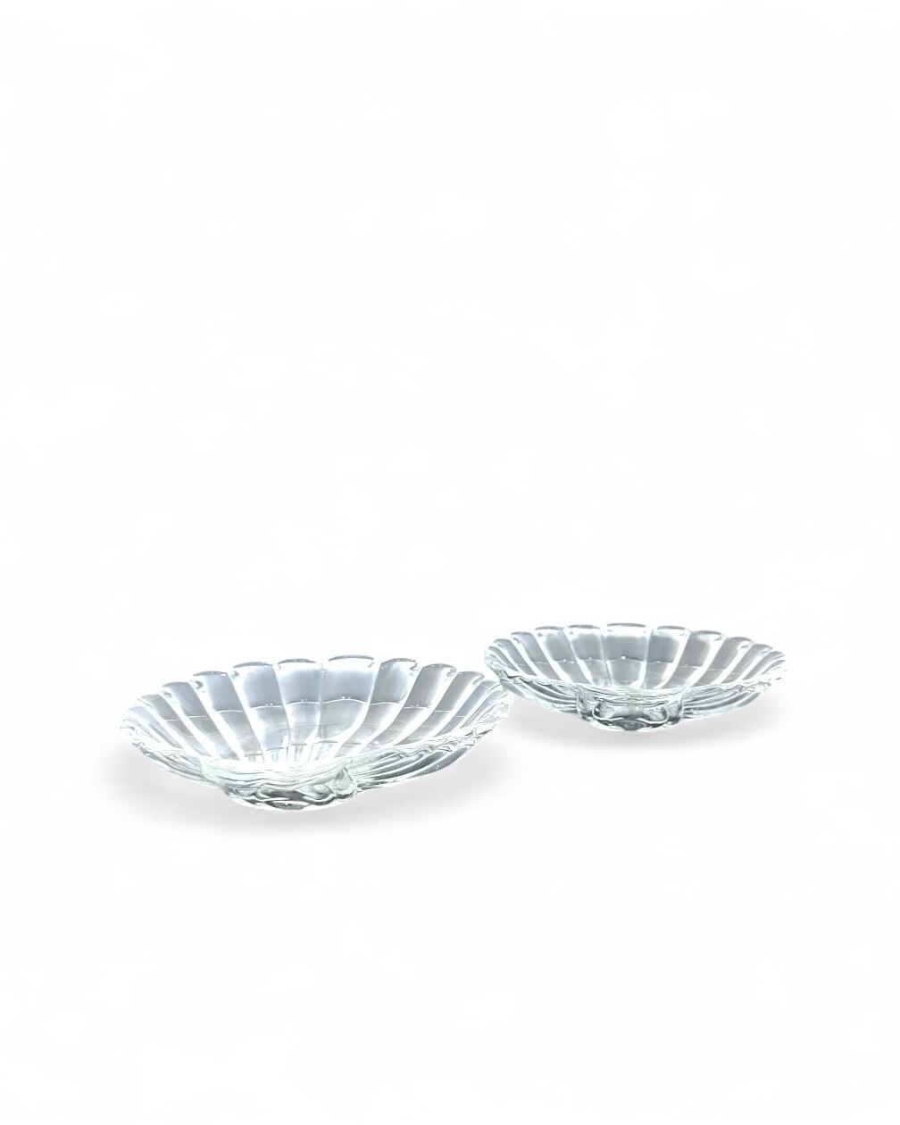 Set of 2 shell-shaped glass saucers